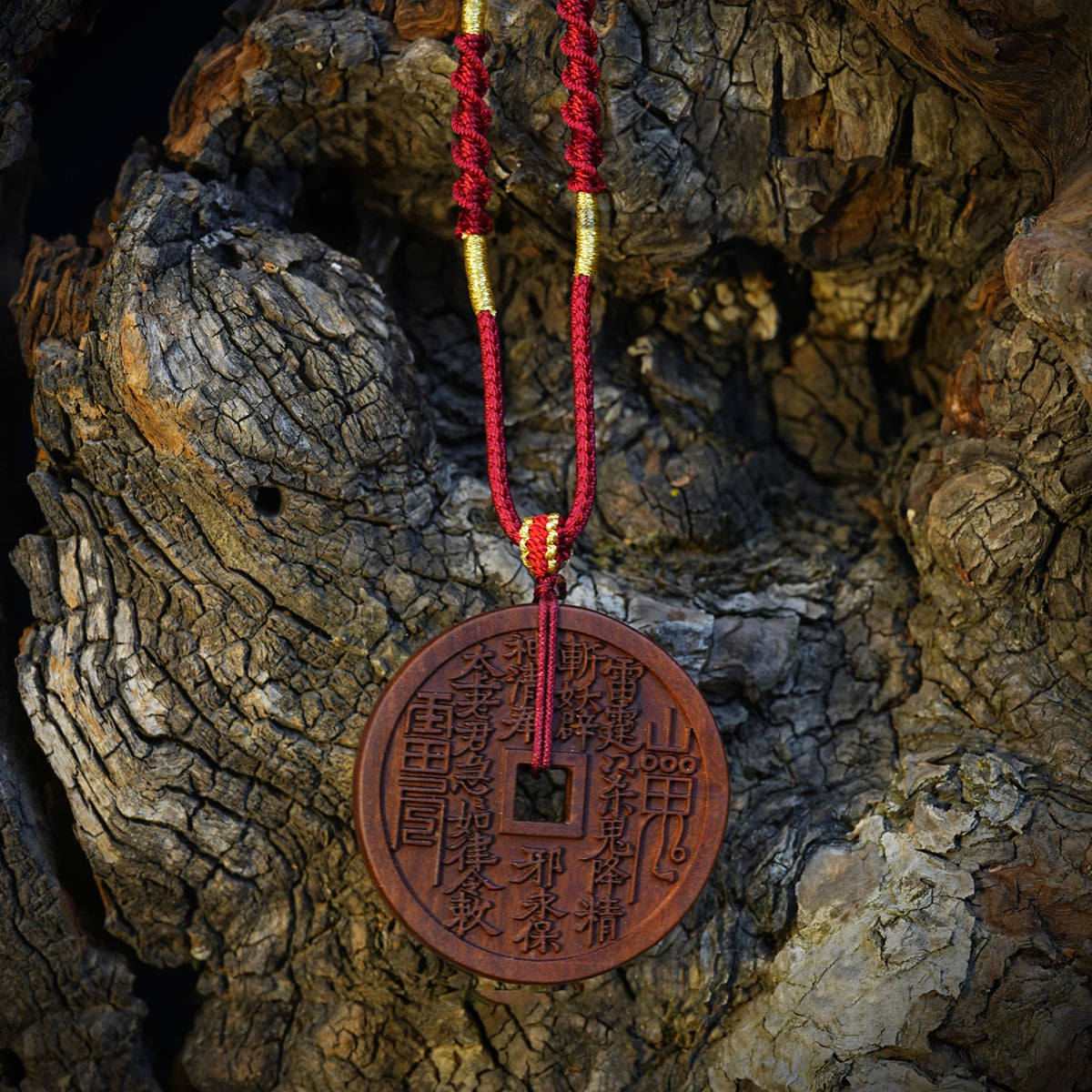 Wooden carving of a Shan Gui Huāqián